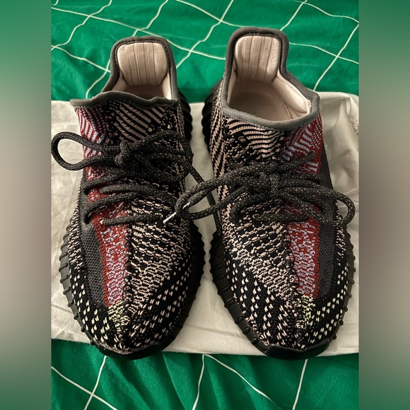 YEEZY BOOST 350 V2 "Yecheil" SNEAKERS - Picture 3 of 9